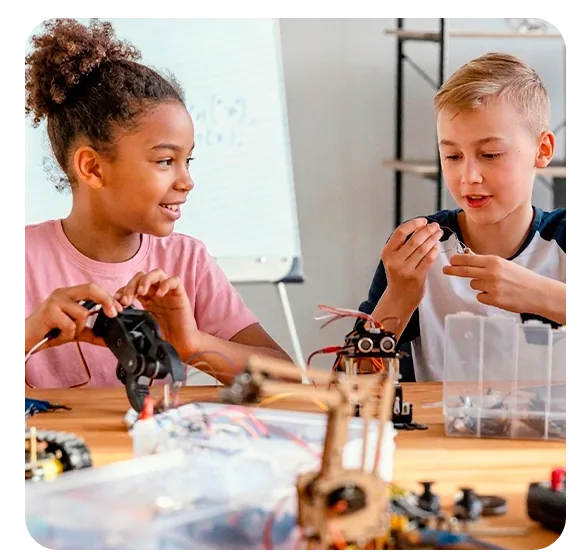 Crianças aprendendo robótica